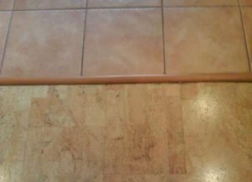 Как крепить декоративные рейки на стену с обоями. Применение молдинга