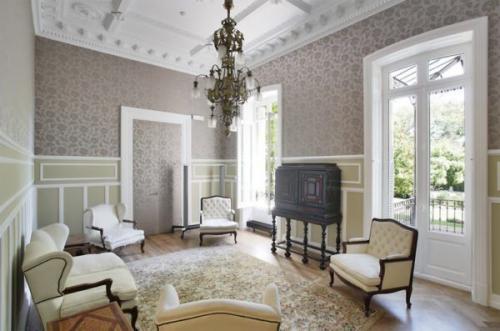 Как крепить декоративные рейки на стену с обоями. Применение молдинга