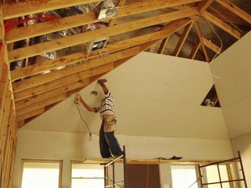 Подшивка потолка гипсокартоном по деревянным балкам. Гипсокартон на потолок в деревянном доме (27 фото): Как правильно крепить, монтаж без каркаса, Как сделать обшивку по балкам, видео