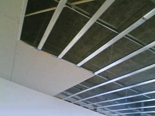 Крепление гипсокартона к потолку на деревянные рейки. Как правильно крепить гипсокартон на потолок с каркасом