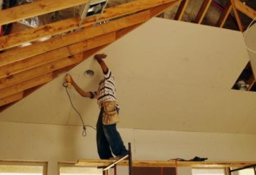 Как подшить потолок с деревянными балками. Все о монтаже и ремонте потолков своими руками