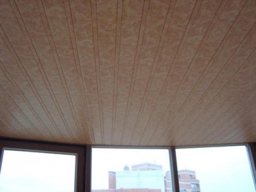 Как крепить рейки к потолку. Потолок из деревянных реек: технология монтажа вагонки и набивка реек на деревянную обрешетку