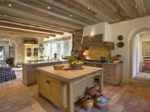 Деревянный потолок в интерьере 2023. Выбираем вариант оформления потолка 27