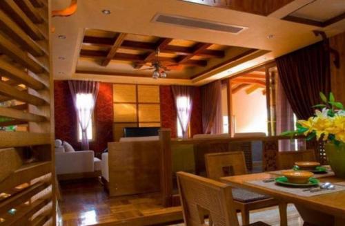 Деревянный потолок в интерьере 2023. Выбираем вариант оформления потолка 08