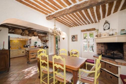 Деревянные балки в интерьере. В каком интерьере используются потолочные балки 03 Деревянные балки в интерьере. В каком интерьере используются потолочные балки 03