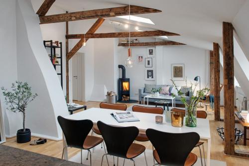 Деревянные балки в интерьере. В каком интерьере используются потолочные балки 04 Деревянные балки в интерьере. В каком интерьере используются потолочные балки 04