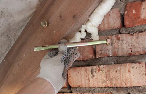 Как закрепить балку к кирпичной стене. Крепление бруса к стене