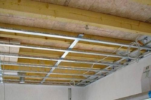 Чем подшить черновой потолок в частном доме. Чем зашить потолок: выбор материалов