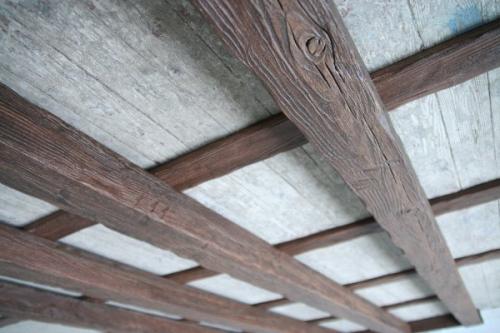 Чем отделать неровный потолок. Какими способами можно исправить низкий и кривой потолок