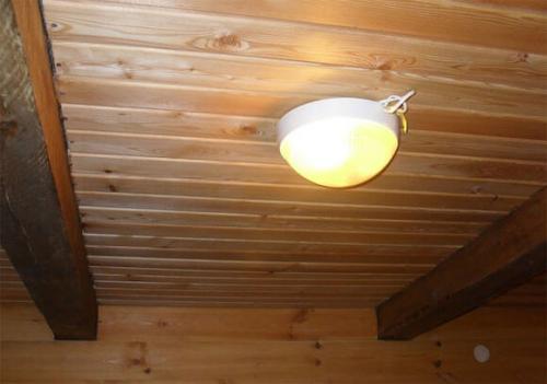 Подшивка потолка с открытыми балками. Особенности потолков с деревянными балками 17