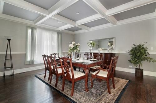 Белые балки на потолке. Для каких стилей подходят потолочные балки?