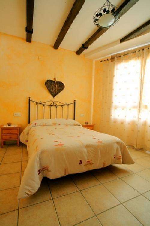 Белые балки на потолке. Для каких стилей подходят потолочные балки?