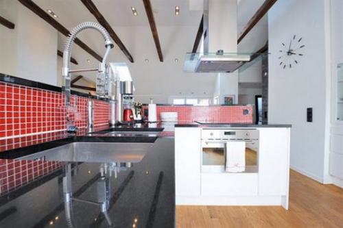 Белые балки на потолке. Для каких стилей подходят потолочные балки?