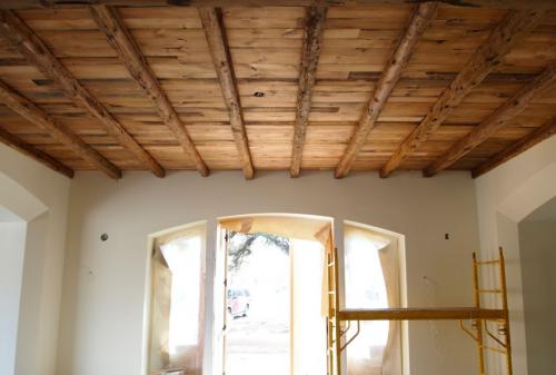 Монтаж потолочных балок своими руками. Установка потолочных балок 09 Монтаж потолочных балок своими руками. Установка потолочных балок 09