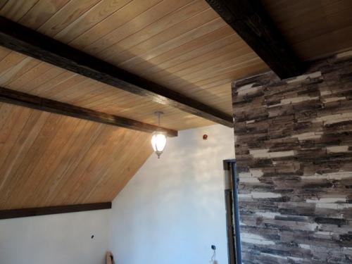 Как задекорировать балки на потолке в частном доме. Декоративные балки на потолке своими руками — руководство с фото для новичков, как приклеить пенопластовые фальш-балки на потолок