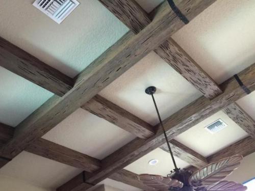 Как задекорировать балки на потолке в частном доме. Декоративные балки на потолке своими руками — руководство с фото для новичков, как приклеить пенопластовые фальш-балки на потолок