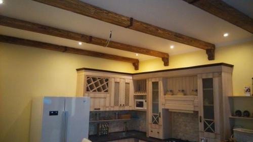 Как задекорировать балки на потолке в частном доме. Декоративные балки на потолке своими руками — руководство с фото для новичков, как приклеить пенопластовые фальш-балки на потолок