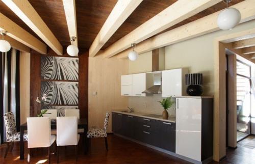 Отделка потолка в доме с балками. Особенности устройства потолков по балкам 09