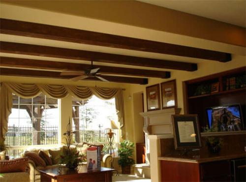 Отделка потолка в доме с балками. Особенности устройства потолков по балкам 11