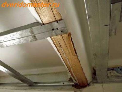 Отделка потолка в доме с балками. Особенности устройства потолков по балкам 21