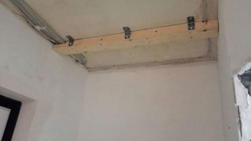 Натяжной потолок с деревянными балками. Монтаж