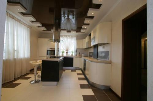 Натяжные потолки в частном доме с балками. Потолочные акценты и дизайнерские идеи