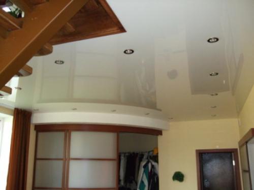 Натяжной потолок в деревянном доме. Варианты, виды навесных конструкций в деревянном доме