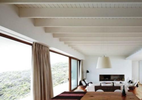 Натяжные потолки в частном доме с балками. Потолочные акценты и дизайнерские идеи