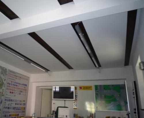 Натяжные потолки в частном доме с балками. Потолочные акценты и дизайнерские идеи