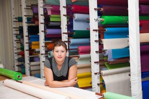 Натяжной потолок в деревянном доме своими руками. Виды, их сравнительная характеристика