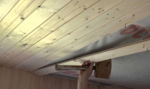 Потолок из дерева в интерьере квартиры. Варианты исполнения деревянного потолка 28 Потолок из дерева в интерьере квартиры. Варианты исполнения деревянного потолка 28