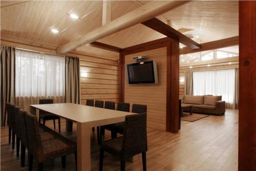 Потолок из дерева в интерьере квартиры. Варианты исполнения деревянного потолка