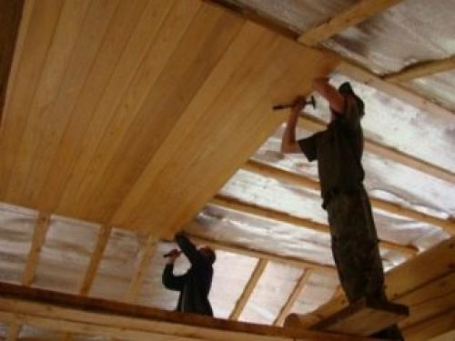 Потолок из дерева в интерьере квартиры. Варианты исполнения деревянного потолка 12 Потолок из дерева в интерьере квартиры. Варианты исполнения деревянного потолка 12