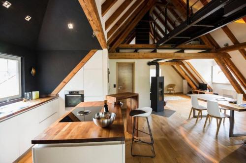 Чем обшить мансарду внутри недорого. Как обустроить мансарду — новинки дизайна мансардного этажа в 2022