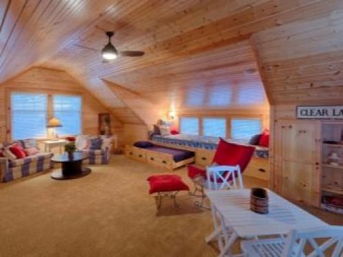 Чем обшить мансарду изнутри недорого. Дизайн мансарды и декоративная отделка 19