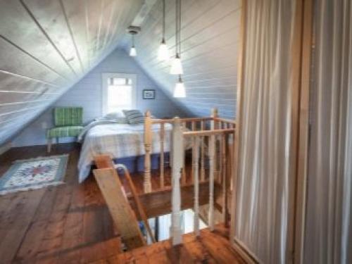 Чем обшить мансарду изнутри недорого. Дизайн мансарды и декоративная отделка 24