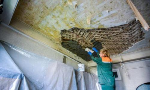 Косметический ремонт потолка в старом деревянном доме. Как починить просевший потолок из дранки в старом доме