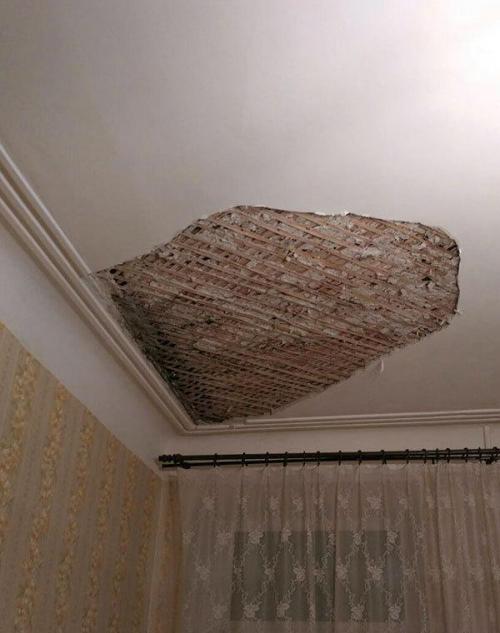 Косметический ремонт потолка в старом деревянном доме. Как починить просевший потолок из дранки в старом доме