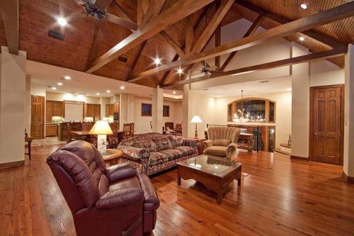 Как обработать балку на потолке. Как подтянуть балки потолка в частном доме самому? Провис потолок в доме? Не проблема! 23 Как обработать балку на потолке. Как подтянуть балки потолка в частном доме самому? Провис потолок в доме? Не проблема! 23