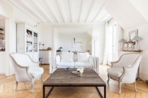 Потолок с балкой посередине. Разновидности потолочных балок по способу декора