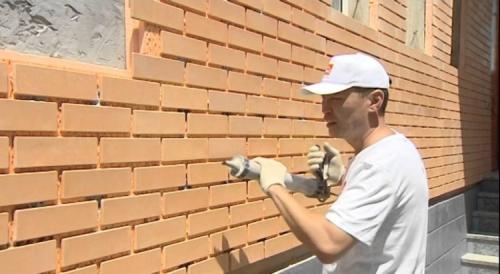 Какой утеплитель лучше для стен кирпичного дома. Чем и как утеплить фасад кирпичного загородного дома: полезные советы и рекомендации