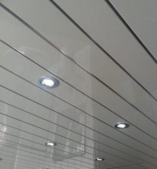 Реечный потолок в ванной установка. Из чего делают реечные потолки