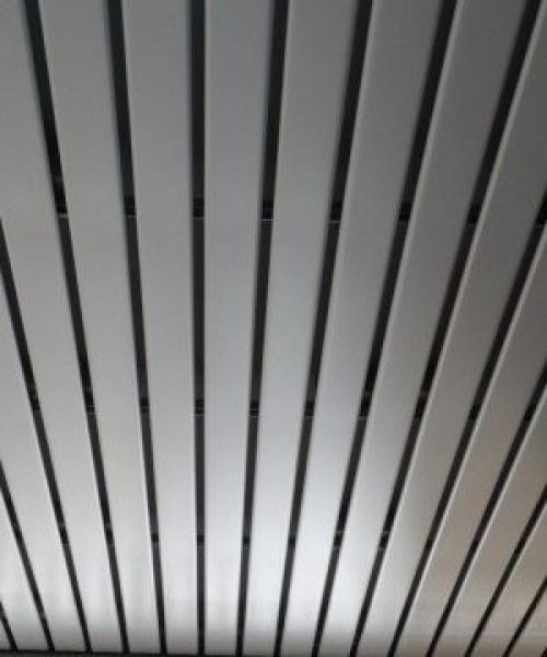 Реечный потолок в ванной установка. Из чего делают реечные потолки