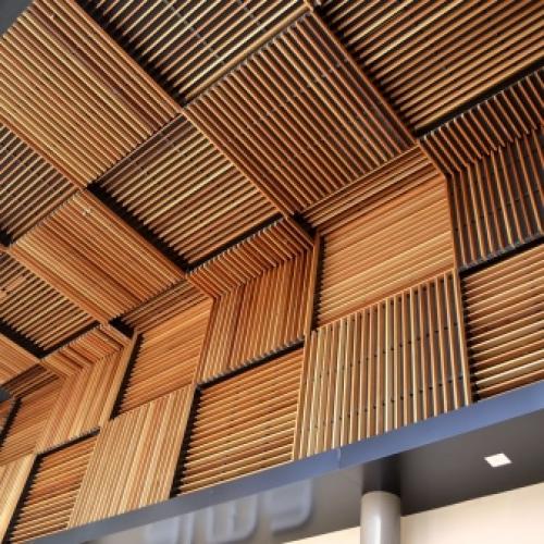 Какое расстояние должно быть между рейками декоративными. Декоративные рейки и шпонированные реечные перегородки 04