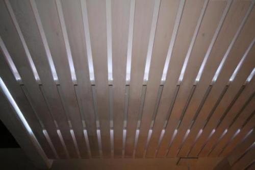 Реечный потолок в ванной из дерева. Почему деревянный реечный потолок нежелательно устанавливать в ванной