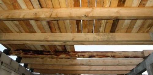 Усиление деревянных балок перекрытия фанерой. Поставить дополнительные деревянные балки