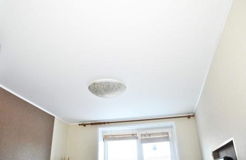 Как обойти балку натяжным потолком. Отделка потолка