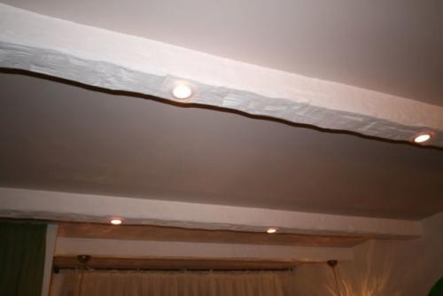 Как скрыть балки на потолке в старом доме. Потолочные балки —, как их спрятать?