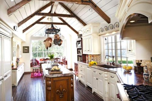 Бетонная балка на потолке. Какому стилю подходит декорирование балками