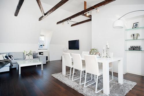 Декоративные балки на стене в интерьере. Декоративные балки в интерьере. Потолочный интерьер квартиры